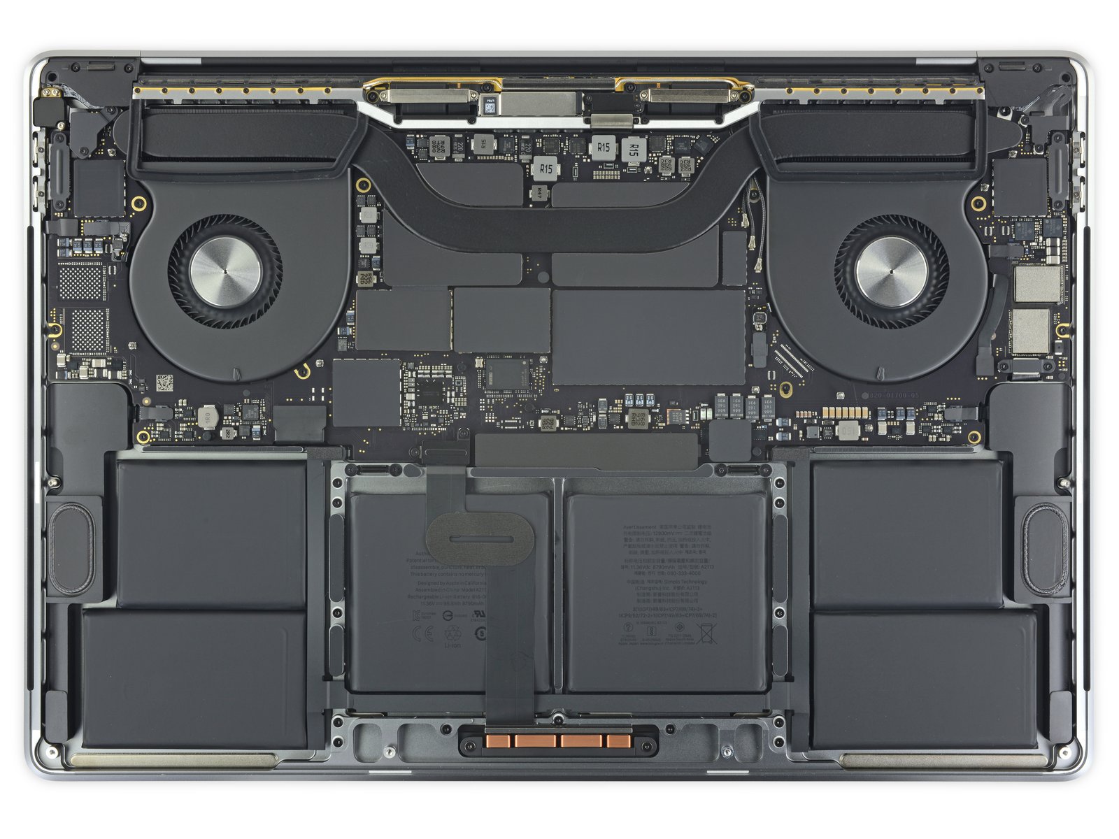 取下盖子后可以看到与苹果在MacBook Pro推出时所展示的相同的散热系统设计：两侧的大风扇向后方推动整个硬件。实际上，主板的形状可以围绕风扇，将风扇固定在适当的位置，也可以将其固定在散热器系统中。苹果过去曾将热量从GPU和处理器转移出去，但散热片比以前的型号要大35%，并固定在通向每个风扇的弯曲部分上。铜屏蔽层和铝制散热垫也用于覆盖用于GPU内存的GDDR6芯片。